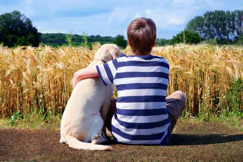 Junge mit Hund